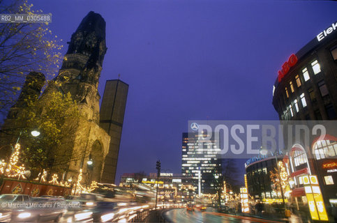 West Berlin, 1989. The Kurfuerstendamm boulevard (or Kudamm) by night / Berlino Ovest, 1989. Il viale Kurfuerstendamm (o Kudamm) di notte - ©Marcello Mencarini/Rosebud2