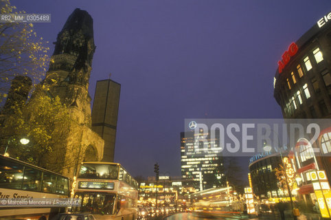 West Berlin, 1989. The Kurfuerstendamm boulevard (or Kudamm) by night / Berlino Ovest, 1989. Il viale Kurfuerstendamm (o Kudamm) di notte - ©Marcello Mencarini/Rosebud2