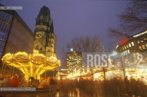 West Berlin,1989. Carousel and Christmas Market on the Kurfuerstendamm boulevard (or Kudamm) / Berlino Ovest, 1989. Giostra e mercato di Natale sul viale Kurfuerstendamm (o Kudamm) - ©Marcello Mencarini/Rosebud2