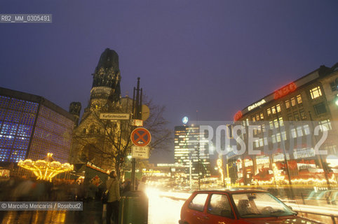 West Berlin,1989. Carousel and Christmas Market on the Kurfuerstendamm boulevard (or Kudamm) / Berlino Ovest, 1989. Giostra e mercato di Natale sul viale Kurfuerstendamm (o Kudamm) - ©Marcello Mencarini/Rosebud2
