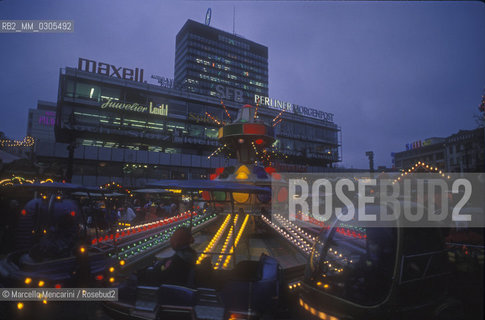 West Berlin, 1989. A carousel in Breitscheidplatz by night / Berlino Ovest, 1989. Una giostra in Breitscheidplatz di notte - ©Marcello Mencarini/Rosebud2