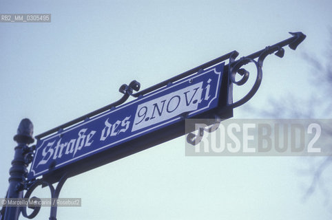 West Berlin, 1989. Strasse des 17 Juni (17th June Street), so named to commemorate the uprising of the East Berliners on 17 June 1953, transformed in Strasse des 9 November (9th November Street), date of the Berlin Wall fall / Berlino Ovest, 1989. Strasse des 17 Juni (Via 17 giugno), così chiamata per commemorare la rivolta dei berlinesi dellest il 17 giugno 1953, trasformata in Strasse des 9 November (Via 9 novembre), data del crollo del muro di Berlino - ©Marcello Mencarini/Rosebud2