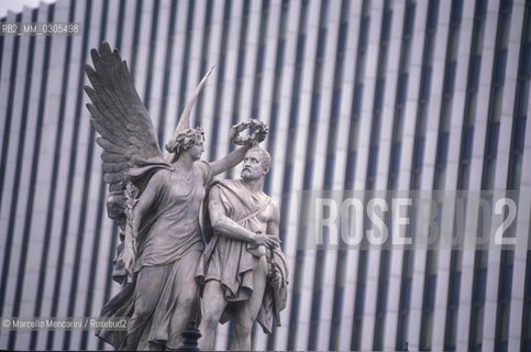 East Berlin, 1989. Statues on the Marx-Engels Bridge (Marx-Engels-Brücke) / Berlino Est, 1989. Statue sul Ponte Marx-Engels (Marx-Engels Brücke) - ©Marcello Mencarini/Rosebud2