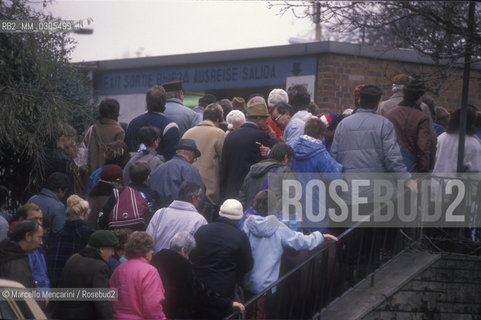 East Berlin, 1989. Queue in front of a book store / Berlino Est, 1989. Coda davanti a una libreria - ©Marcello Mencarini/Rosebud2