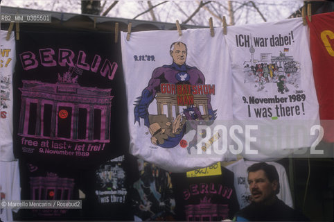 West Berlin, 1989. T-shirt stall for tourists / Berlino Ovest, 1989. Bancarella di T-shirts per turisti - ©Marcello Mencarini/Rosebud2