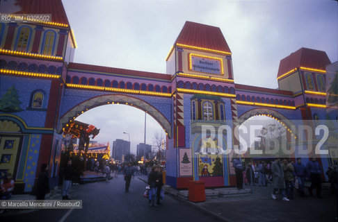 East Berlin, 1989. Christmas Market in Alexanderplatz / Berlino Est, 1989.  Mercato di Natale in Alexanderplatz - ©Marcello Mencarini/Rosebud2