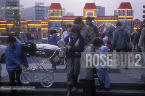 East Berlin, 1989. Christmas Market in Alexanderplatz / Berlino Est, 1989.  Mercato di Natale in Alexanderplatz - ©Marcello Mencarini/Rosebud2