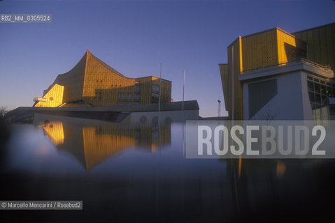 West Berlin, 1989. The Berlin Philharmonie (Berlin Philharmonic Hall) / Berlino Ovest, 1989. La Filarmonica di berlino (Berlin Philharmonie) - ©Marcello Mencarini/Rosebud2