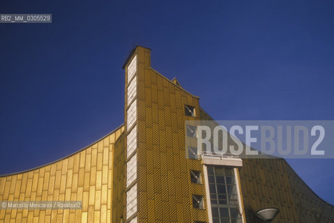 West Berlin, 1989. The Berlin Philharmonie (Berlin Philharmonic Hall) / Berlino Ovest, 1989. La Filarmonica di berlino (Berlin Philharmonie) - ©Marcello Mencarini/Rosebud2