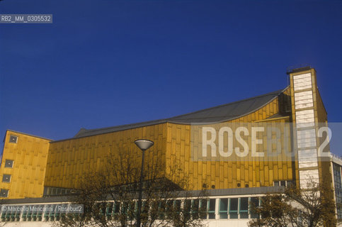 West Berlin, 1989. The Berlin Philharmonie (Berlin Philharmonic Hall) / Berlino Ovest, 1989. La Filarmonica di berlino (Berlin Philharmonie) - ©Marcello Mencarini/Rosebud2