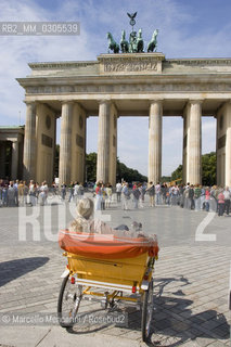 Berlin, 2005. A rickshaw in front of the Brandenburg Gate / Risciò di fronte alla Porta di Brandeburgo - ©Marcello Mencarini/Rosebud2