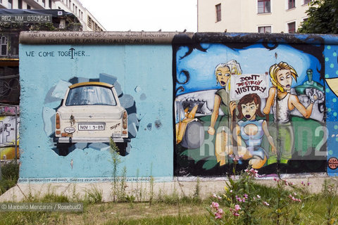 Berlin, 2005. A remaining piece of the Berlin Wall / Berlino, 2005. Un pezzo rimasto del Muro di Berlino - ©Marcello Mencarini/Rosebud2