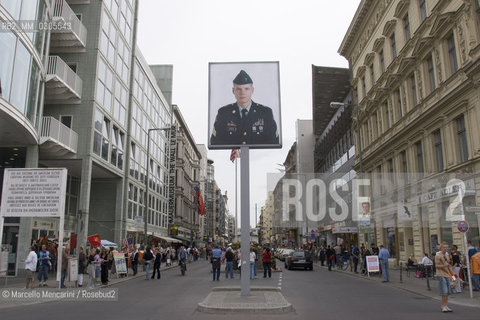 Berlin, 2005. Poster with a picture of an US soldier at the Checkpoint Charlie, that was a crossing point between East and West Berlin during the Cold War, now  a tourist attraction. This side of the poster is viewed from the former Soviet sector. The reverse side, viewed from the former US sector, shows a Soviet soldier / Berlino, 2005. Manifesto con limmagine di un soldato americano presso il Checkpoint Charlie, che durante la guerra fredda era uno dei più famosi posti di blocco sulla frontiera tra Berlino Est e Berlino Ovest. Questo lato del manifesto si vede dallex settore sovietico, mentre sul lato opposto, visto dal settore americano, si vede limmagine di un soldato sovietico - ©Marcello Mencarini/Rosebud2