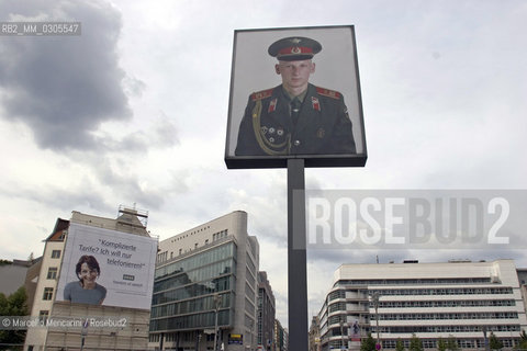 Berlin, 2005. Poster with a picture of a Soviet soldier at the Checkpoint Charlie, that was a crossing point between East and West Berlin during the Cold War, now  a tourist attraction. This side of the poster is viewed from the former US sector. The reverse side, viewed from the former Soviet sector, shows an US soldier / Berlino, 2005. Manifesto con limmagine di un soldato sovietico presso il Checkpoint Charlie, che durante la guerra fredda era uno dei più famosi posti di blocco sulla frontiera tra Berlino Est e Berlino Ovest. Questo lato del manifesto si vede dallex settore americano, mentre sul lato opposto, visto dal settore sovietico, si vede limmagine di un soldato americano - ©Marcello Mencarini/Rosebud2