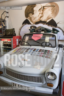 Berlin, 2005. A Trabant car in a souvenir shop near Checkpoint Charlie in Berlin. Checkpoint Charlie was a crossing point between East and West Berlin during the Cold War, now  a tourist attraction. Trabant was the typical car of the Eastern part of Germany / Berlino, 2005. Unautomobile Trabant in un negozio di souvenir vicino al Checkpoint Charlie, che durante la guerra fredda era uno dei più famosi posti di blocco sulla frontiera tra Berlino Est e Berlino Ovest. La Trabant era la classica automobile della DDR - ©Marcello Mencarini/Rosebud2