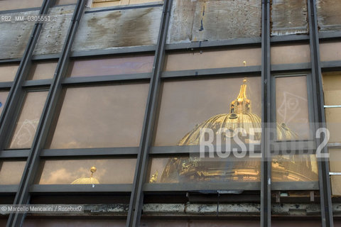Berlin, 2005. Berlin Cathedral (Berliner Dom) reflected on the glass of the Palast der Republik, former seat of the East German Parliament. It was destroyed in 2006 / Berlino, 2005. Il Duomo di Berlino (Berliner Dom) riflesso sul Palast der Republik, ex sede del parlamento della Germania Est, distrutto nel 2006 - ©Marcello Mencarini/Rosebud2