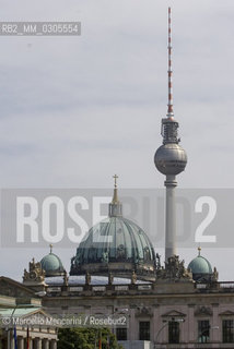 Berlin, 2005. The TV Tower (Fernsehturm) close to Alexanderplatz / Berlino, 2005. La Torre della televisione (Fernsehturm) presso Alexanderplatz - ©Marcello Mencarini/Rosebud2