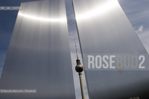Berlin, 2005. The TV Tower (Fernsehturm) close to Alexanderplatz / Berlino, 2005. La Torre della televisione (Fernsehturm) presso Alexanderplatz - ©Marcello Mencarini/Rosebud2