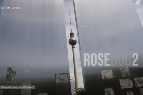 Berlin, 2005. The TV Tower (Fernsehturm) close to Alexanderplatz / Berlino, 2005. La Torre della televisione (Fernsehturm) presso Alexanderplatz - ©Marcello Mencarini/Rosebud2