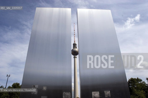 Berlin, 2005. The TV Tower (Fernsehturm) close to Alexanderplatz / Berlino, 2005. La Torre della televisione (Fernsehturm) presso Alexanderplatz - ©Marcello Mencarini/Rosebud2