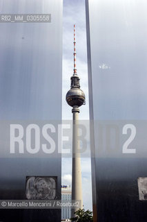Berlin, 2005. The TV Tower (Fernsehturm) close to Alexanderplatz / Berlino, 2005. La Torre della televisione (Fernsehturm) presso Alexanderplatz - ©Marcello Mencarini/Rosebud2