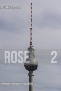 Berlin, 2005. The TV Tower (Fernsehturm) close to Alexanderplatz / Berlino, 2005. La Torre della televisione (Fernsehturm) presso Alexanderplatz - ©Marcello Mencarini/Rosebud2