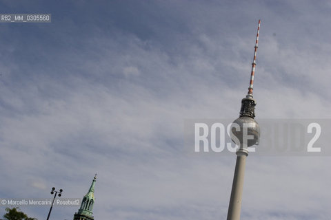 Berlin, 2005. The TV Tower (Fernsehturm) close to Alexanderplatz / Berlino, 2005. La Torre della televisione (Fernsehturm) presso Alexanderplatz - ©Marcello Mencarini/Rosebud2