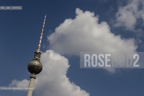 Berlin, 2005. The TV Tower (Fernsehturm) close to Alexanderplatz / Berlino, 2005. La Torre della televisione (Fernsehturm) presso Alexanderplatz - ©Marcello Mencarini/Rosebud2