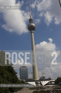 Berlin, 2005. The TV Tower (Fernsehturm) close to Alexanderplatz / Berlino, 2005. La Torre della televisione (Fernsehturm) presso Alexanderplatz - ©Marcello Mencarini/Rosebud2