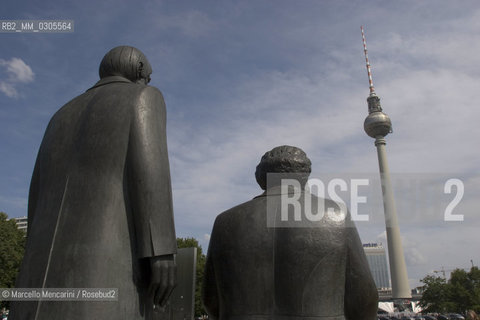 Berlin, 2005. TV Tower (Fernsehturm) in Berlin seen from the Soviet monument to Friedrich Engels and Karl Marx in the public park Marx-Engels Forum near Alexanderplatz / Berlino, 2005, La Torre della televisione (Fernsehturm) vista dal monumento a Marx ed Engels nel parco pubblico Marx-Engels Forum, nei pressi di Alexanderplatz - ©Marcello Mencarini/Rosebud2