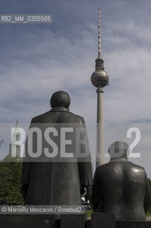 Berlin, 2005. TV Tower (Fernsehturm) in Berlin seen from the Soviet monument to Friedrich Engels and Karl Marx in the public park Marx-Engels Forum near Alexanderplatz / Berlino, 2005, La Torre della televisione (Fernsehturm) vista dal monumento a Marx ed Engels nel parco pubblico Marx-Engels Forum, nei pressi di Alexanderplatz - ©Marcello Mencarini/Rosebud2