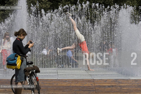 A Fountain close to Alexanderplatz where the layout of the water jets changed every few minutes. It is possible to walk inside / Fontana vicino ad Alexanderplatz dove la disposizione dei getti dacqua cambia continuamente. E possibile camminarci dentro - ©Marcello Mencarini/Rosebud2