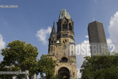 Berlin, 2005. The Kaiser Wilhelm Memorial Church (Gedächtniskirche), partially destroyed during a bombing raid in 1943, along with its modern additions, on the Kurfürstendamm in the centre of the Breitscheidplatz / Berlino, 2005. La Chiesa commemorativa dellImperatore Guglielmo (Gedächtniskirche), costituita dalle rovine  della chiesa distrutta dai bombardamenti durante la guerra e da costruzioni contemporanee, sul Kurfürstendamm al centro di Breitscheidplatz - ©Marcello Mencarini/Rosebud2