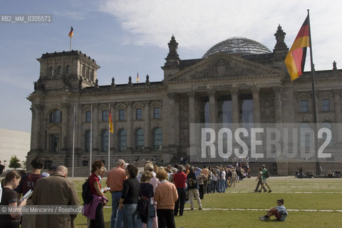 Berlin, 2005. People queuing to visit the Reichstag building, seat of the German Parliament / Berlino, 2005. Gente in coda per visitare il palazzo del Reichstag, sede del parlamento tedesco - ©Marcello Mencarini/Rosebud2