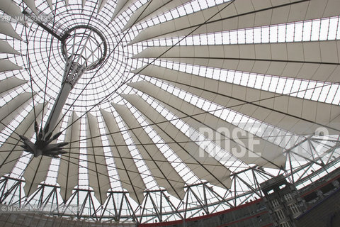 Berlin, 2005. Roof of the Sony Center Forum by architect Helmut Jahn on Postdamer Platz / Berlino, 2005. Tetto del Sony Center Forum a Postdamer Platz progettato dallarchitetto Helmut Jahn - ©Marcello Mencarini/Rosebud2