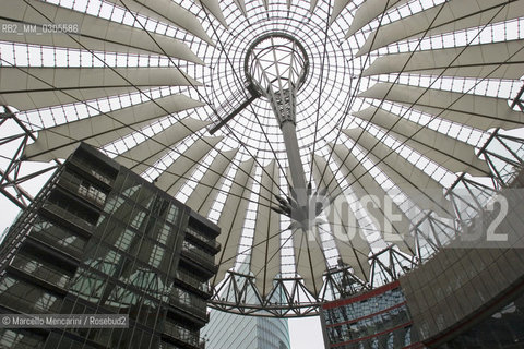 Berlin, 2005. Roof of the Sony Center Forum by architect Helmut Jahn on Postdamer Platz / Berlino, 2005. Tetto del Sony Center Forum a Postdamer Platz progettato dallarchitetto Helmut Jahn - ©Marcello Mencarini/Rosebud2