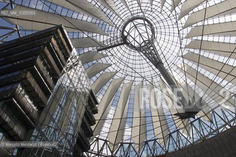 Berlin, 2005. Roof of the Sony Center Forum by architect Helmut Jahn on Postdamer Platz / Berlino, 2005. Tetto del Sony Center Forum a Postdamer Platz progettato dallarchitetto Helmut Jahn - ©Marcello Mencarini/Rosebud2