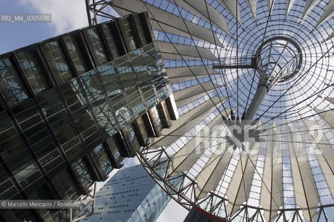 Berlin, 2005. Roof of the Sony Center Forum by architect Helmut Jahn on Postdamer Platz / Berlino, 2005. Tetto del Sony Center Forum a Postdamer Platz progettato dallarchitetto Helmut Jahn - ©Marcello Mencarini/Rosebud2