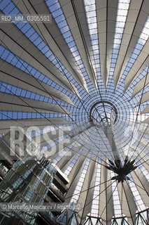 Berlin, 2005. Roof of the Sony Center Forum by architect Helmut Jahn on Postdamer Platz / Berlino, 2005. Tetto del Sony Center Forum a Postdamer Platz progettato dallarchitetto Helmut Jahn - ©Marcello Mencarini/Rosebud2