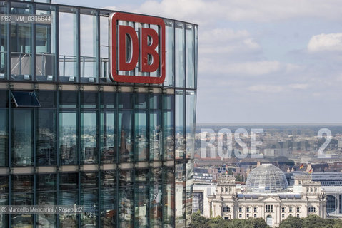 Berlin, 2005. Bahn Tower in Postdamer Platz and the Reichstag in the background / Berlino, 2005. La Bahn Tower in Postdamer Platz con il Reichstag sullo sfondo - ©Marcello Mencarini/Rosebud2