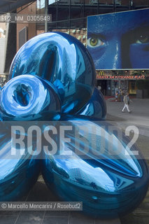 Berlino, 2005. Balloon Flower, a sculpture by Jeff Koons in Marlene Dietrich Platz, near Postdamer Platz / Berlino (2005). La scultura Balloon Flower di Jeff Koons in Marlene Dietrich Platz vicino a PostDamer Platz - ©Marcello Mencarini/Rosebud2