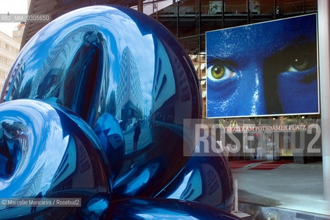Berlino, 2005. Balloon Flower, a sculpture by Jeff Koons in Marlene Dietrich Platz, near Postdamer Platz / Berlino (2005). La scultura Balloon Flower di Jeff Koons in Marlene Dietrich Platz vicino a PostDamer Platz - ©Marcello Mencarini/Rosebud2