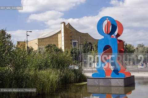 Untitled sculpture (The Boxers) by Keith Haring on  Eichhornstrasse near Postdamer Platz / Scultura senza titolo di Keith Haring (The Boxers) in Eichhornstrasse vcino a Postdamer Platz - ©Marcello Mencarini/Rosebud2