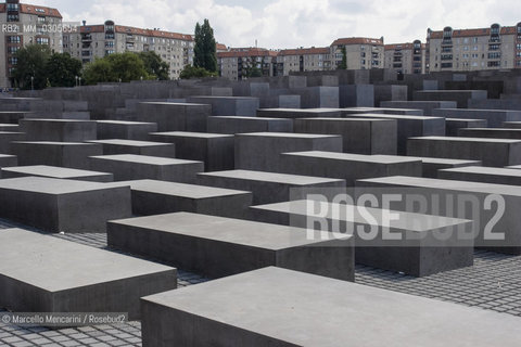 Berlin, 2005. Holocaust Memorial to the murdered Jewish of Europe, designed by architect Peter Eisenman / Berlino, 2005. Monumento agli ebrei vittime dellolocausto, opera dellarchitetto Peter Eisenman ©Marcello Mencarini/Rosebud2