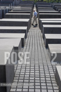 Berlin, 2005. Holocaust Memorial to the murdered Jewish of Europe, designed by architect Peter Eisenman / Berlino, 2005. Monumento agli ebrei vittime dellolocausto, opera dellarchitetto Peter Eisenman ©Marcello Mencarini/Rosebud2