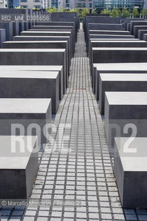 Berlin, 2005. Holocaust Memorial to the murdered Jewish of Europe, designed by architect Peter Eisenman / Berlino, 2005. Monumento agli ebrei vittime dellolocausto, opera dellarchitetto Peter Eisenman ©Marcello Mencarini/Rosebud2