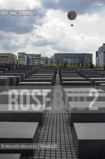 Berlin, 2005. Holocaust Memorial to the murdered Jewish of Europe, designed by architect Peter Eisenman / Berlino, 2005. Monumento agli ebrei vittime dellolocausto, opera dellarchitetto Peter Eisenman ©Marcello Mencarini/Rosebud2