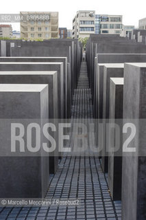 Berlin, 2005. Holocaust Memorial to the murdered Jewish of Europe, designed by architect Peter Eisenman / Berlino, 2005. Monumento agli ebrei vittime dellolocausto, opera dellarchitetto Peter Eisenman ©Marcello Mencarini/Rosebud2