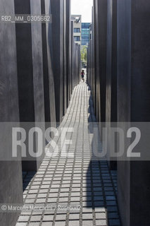 Berlin, 2005. Holocaust Memorial to the murdered Jewish of Europe, designed by architect Peter Eisenman / Berlino, 2005. Monumento agli ebrei vittime dellolocausto, opera dellarchitetto Peter Eisenman ©Marcello Mencarini/Rosebud2