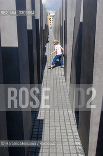 Berlin, 2005. Holocaust Memorial to the murdered Jewish of Europe, designed by architect Peter Eisenman / Berlino, 2005. Monumento agli ebrei vittime dellolocausto, opera dellarchitetto Peter Eisenman ©Marcello Mencarini/Rosebud2